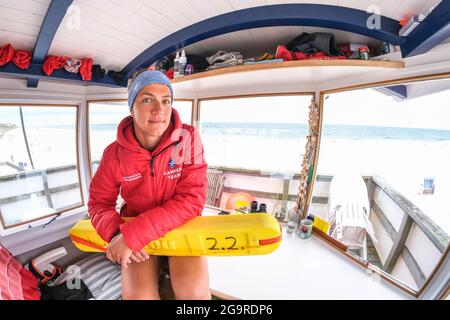 Kampen, Germania. 19 luglio 2021. Il bagnino Jana Kubikova si trova nella stazione dei bagnini. Credit: Frank Molter/dpa/Alamy Live News Foto Stock