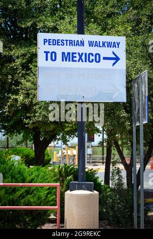 Un cartello bianco con scritta blu e freccia recita "pedone Walkway to Mexico", al confine tra USA e Messico a Douglas, Arizona Foto Stock