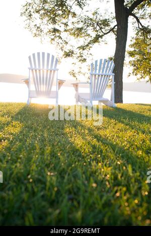 Sedie Adirondack accanto al lago Winnipesaukee, New Hampshire, Stati Uniti Foto Stock