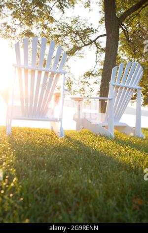 Sedie Adirondack accanto al lago Winnipesaukee, New Hampshire, Stati Uniti Foto Stock