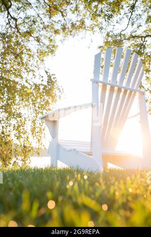 Sedie Adirondack accanto al lago Winnipesaukee, New Hampshire, Stati Uniti Foto Stock