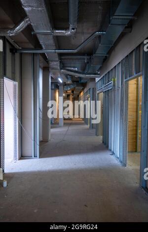 sul soffitto di un cantiere si trova un impianto di riscaldamento e ventilazione Foto Stock