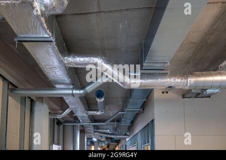 sul soffitto di un cantiere si trova un impianto di riscaldamento e ventilazione Foto Stock