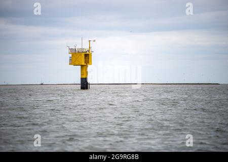 Nordsee, Germania. 22 luglio 2021. Una stazione di misurazione permanente dell'Università Carl von Ossietzky di Oldenburg si trova tra le isole Frisone Orientali Spiekeroog e Langeoog. Credit: Sina Schuldt/dpa/Alamy Live News Foto Stock