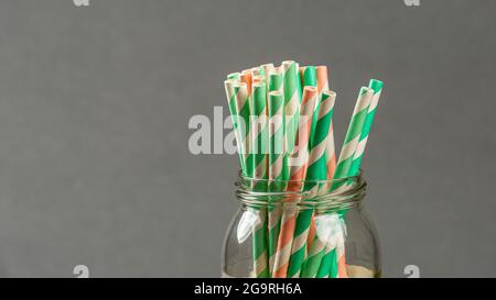 La carta si stira in un recipiente davanti a uno sfondo grigio. Foto Stock