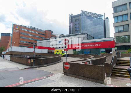 Londra, Regno Unito. 27 luglio 2021. Un'ambulanza al di fuori del reparto di emergenza al St Thomas' Hospital a Westminster.Health leader hanno detto che l'NHS è così esteso ora come è stato al picco della pandemia in gennaio e le cose potrebbero peggiorare. I fornitori di NHS hanno messo in guardia sulla portata delle sfide nei prossimi nove mesi in una lettera al primo ministro, al cancelliere, al segretario della salute, al segretario principale del Tesoro e al capo esecutivo di NHS Inghilterra. (Credit Image: © Dave Rushen/SOPA Images via ZUMA Press Wire) Foto Stock