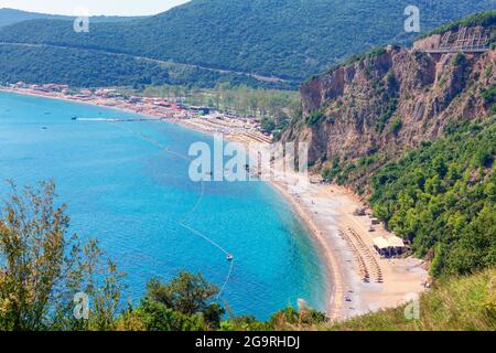 Jaz Beach scenario . Costa del Mare Adriatico in Montenegro . Luogo famoso per le vacanze estive Foto Stock