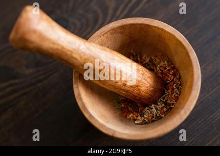 Gruppo di ciotole con passera di legno, vetreria con chicchi di caffè e polvere di biossido di titanio e altri ingredienti per la preparazione del sapone Foto Stock