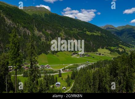 Sankt Jakob, Austria. 19 luglio 2021. La valle del Defereggen in Tirolo. La valle del Defereggen si trova al centro del Parco Nazionale degli alti Tauri. La valle è circondata dai monti del Deferegg, del gruppo Rieserferner, del gruppo Lasörling e del gruppo Schober. Credit: Patrick Pleul/dpa-Zentralbild/ZB/dpa/Alamy Live News Foto Stock