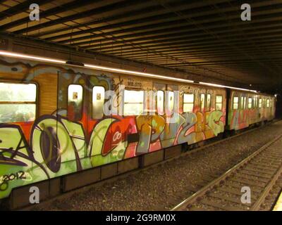 ROMA, ITALIA - Mar 02, 2014: Un treno della metropolitana coperto di graffiti colorati in una stazione della metropolitana nella città di Roma, Italia Foto Stock