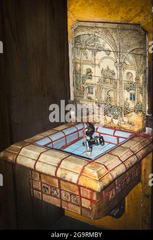 Una vecchia fontana d'acqua rustica con pittorico cortile in piastrelle di design spagnolo, nella lobby del famoso 1907 Gadsden Hotel, Douglas, AZ Foto Stock