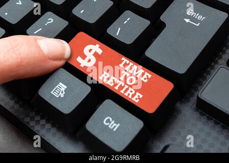 Didascalia di testo che presenta il tempo di ritiro, conto di risparmio bancario vetrina aziendale, assicurazione, e pianificazione pensionistica scaricare file online e dati, Upl Foto Stock