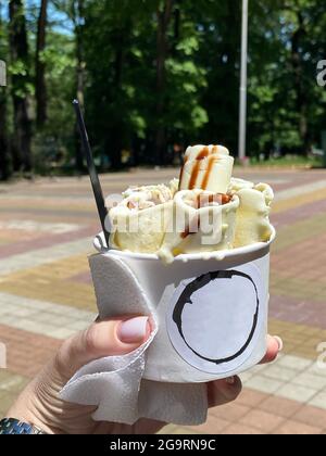 Gelato tailandese. Tazza di gelato arrotolato Foto Stock
