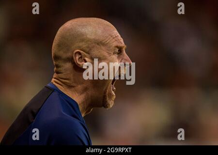 Sean Dyche manager di Burnley grida le istruzioni durante il gioco Foto Stock