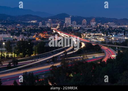 L'autostrada 134 che conduce al centro di Glendale al tramonto Foto Stock