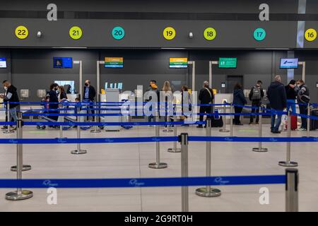 Salonicco, Grecia - 23 aprile 2021. L'interno del nuovo terminal dell'aeroporto internazionale di Salonicco Makedonia SKG Foto Stock