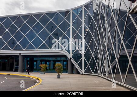 Salonicco, Grecia - 23 aprile 2021. Nuovo terminal dell'aeroporto internazionale di Salonicco Makedonia SKG Foto Stock