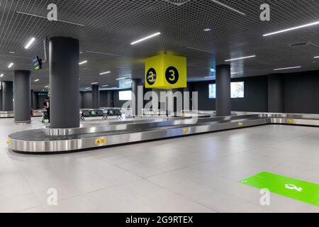 Salonicco, Grecia - 23 aprile 2021. L'interno del nuovo terminal dell'aeroporto internazionale di Salonicco Makedonia SKG Foto Stock