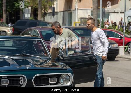 Salonicco, Grecia - 3 luglio 2021. Attore spagnolo, Antonio Banderas (C), durante le riprese del thriller d'azione, l'Enforcer, per le strade di T. Foto Stock