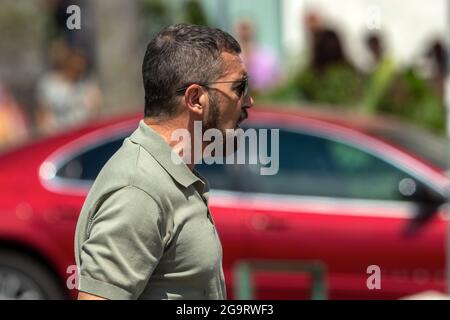 Salonicco, Grecia - 3 luglio 2021. Attore spagnolo, Antonio Banderas (C), durante le riprese del thriller d'azione, l'Enforcer, per le strade di T. Foto Stock