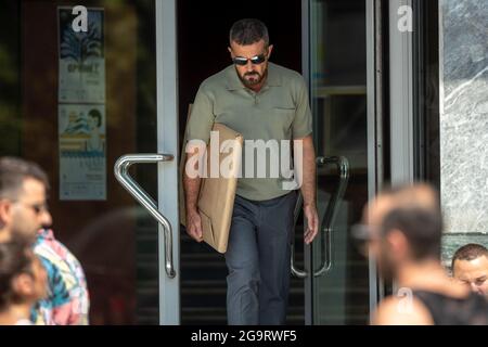 Salonicco, Grecia - 3 luglio 2021. Attore spagnolo, Antonio Banderas (C), durante le riprese del thriller d'azione, l'Enforcer, per le strade di T. Foto Stock