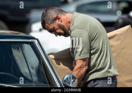 Salonicco, Grecia - 3 luglio 2021. Attore spagnolo, Antonio Banderas (C), durante le riprese del thriller d'azione, l'Enforcer, per le strade di T. Foto Stock