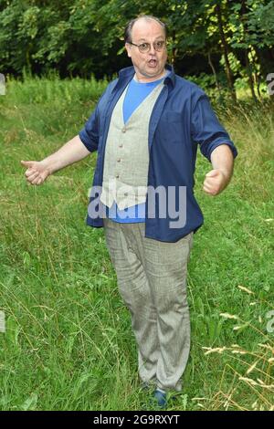 Monaco, Germania. 27 luglio 2021. L'attore Markus Majowski prima della prova fotografica per il gioco 'Ungeheuer heiß' nel teatro all'aperto nel giardino degli ospiti Siebenbrunn. Credit: Ursula Düren/dpa/Alamy Live News Foto Stock