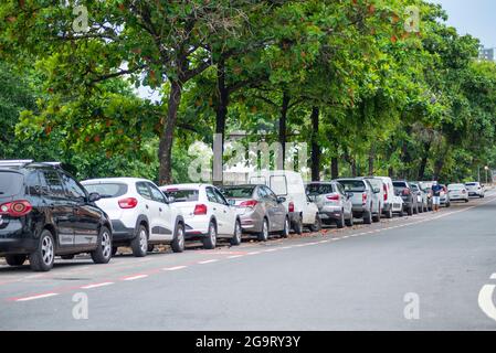 Le auto si allineano su una strada Foto Stock