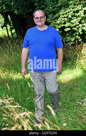 Monaco, Germania. 27 luglio 2021. L'attore Markus Majowski prima della prova fotografica per il gioco 'Ungeheuer heiß' nel teatro all'aperto nel giardino degli ospiti Siebenbrunn. Credit: Ursula Düren/dpa/Alamy Live News Foto Stock