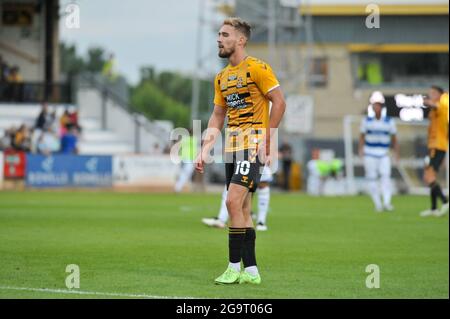 sam smith (10 cambridge united) durante la pre stagione amichevole tra Cambridge United e Queens Park Rangers allo stadio Abbey a Cambridge England.d Foto Stock