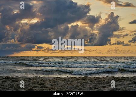 EPIC cielo scuro tramonto sopra la riva del mare dopo la tempesta. Foto Stock
