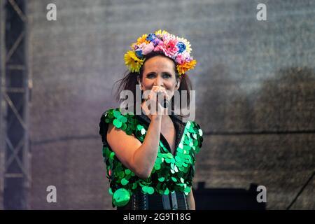 Maija Vilkkumaa in scena al concerto all'aperto di Allas Live a Helsinki, Finlandia Foto Stock