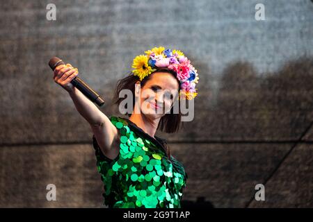 Maija Vilkkumaa in scena al concerto all'aperto Allas Live di Helsinki, Finlandia Foto Stock