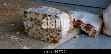 Torrone classico con mandorle alla nocciola e miele italiano della regione sarda Foto Stock