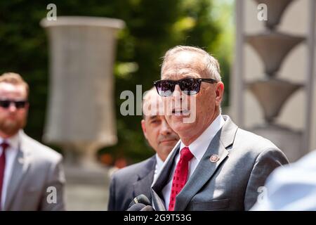 Washington, DC, USA, 27 luglio 2021. Nella foto: Il rappresentante Andy Biggs (R-AZ) parla a una conferenza stampa ospitata da Rep Matt Gaetz (R-FL), Majorie Taylor Greene (R-GA), Paul Gosar (R-AZ), Louis Gohmert (R-TX) e Bob Good (R-VA). Con l'eccezione di Gohmert, tutti i rappresentanti sono fuggiti dalla loro conferenza stampa quando sono arrivati i manifestanti. La conferenza stampa si è svolta mentre gli agenti di polizia hanno testimoniato al Comitato di selezione della Camera circa l'insurrezione del 6 gennaio. Credit: Alison Bailey / Alamy Live News Foto Stock
