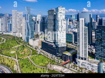 Alti edifici moderni sul Paseo de los Arquitectos, Santa Fe, Città del Messico, Messico Foto Stock