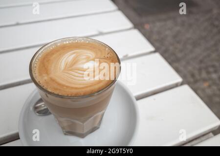 Bianco due tazze di cappuccino con il cuore a forma di schiuma di latte.  Messa a fuoco selettiva Foto stock - Alamy