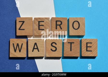 Zero rifiuti, parole in lettere alfabetiche in legno isolate su sfondo blu e bianco Foto Stock