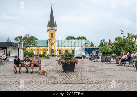 La piazza principale e la chiesa nel centro della città di Borgholm sull'isola svedese del Mar Baltico Öland. Foto Stock