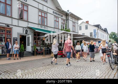 La strada principale nel centro della città di Borgholm, sull'isola svedese del Mar Baltico Öland. Foto Stock