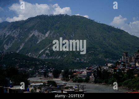 Una bella vista delle case di montagna lungo il fiume Neelam hanno una grande attrazione per i turisti da tutto il Paese a Muzaffarabad, Azad Kashmir. Muzaffarabad è la capitale e la seconda città più grande di Azad Jammu e Kashmir, Pakistan dopo Mirpur. Si trova nel distretto di Muzaffarabad, sulle rive dei fiumi Jhelum e Neelum. Il fiume Neelum nella regione del Kashmir in India e Pakistan. Il fiume Neelam entra in Pakistan dall'India nel settore Gurais della linea di controllo, e poi corre ad ovest fino a che incontra il fiume Jhelum a nord di Muzzafarabad.The Kishenganga è stato chiamato Neelum o d Foto Stock