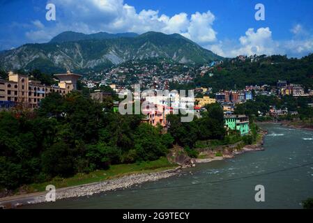 Una bella vista delle case di montagna lungo il fiume Neelam hanno una grande attrazione per i turisti da tutto il Paese a Muzaffarabad, Azad Kashmir. Muzaffarabad è la capitale e la seconda città più grande di Azad Jammu e Kashmir, Pakistan dopo Mirpur. Si trova nel distretto di Muzaffarabad, sulle rive dei fiumi Jhelum e Neelum. Il fiume Neelum nella regione del Kashmir in India e Pakistan. Il fiume Neelam entra in Pakistan dall'India nel settore Gurais della linea di controllo, e poi corre ad ovest fino a che incontra il fiume Jhelum a nord di Muzzafarabad.The Kishenganga è stato chiamato Neelum o d Foto Stock