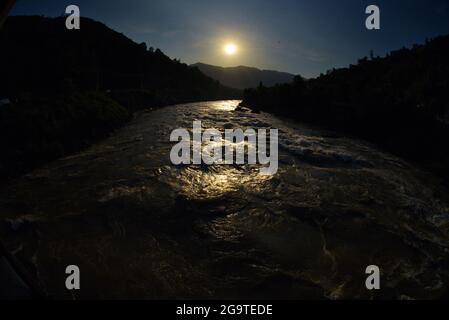 Una bella vista delle case di montagna lungo il fiume Neelam hanno una grande attrazione per i turisti da tutto il Paese a Muzaffarabad, Azad Kashmir. Muzaffarabad è la capitale e la seconda città più grande di Azad Jammu e Kashmir, Pakistan dopo Mirpur. Si trova nel distretto di Muzaffarabad, sulle rive dei fiumi Jhelum e Neelum. Il fiume Neelum nella regione del Kashmir in India e Pakistan. Il fiume Neelam entra in Pakistan dall'India nel settore Gurais della linea di controllo, e poi corre ad ovest fino a che incontra il fiume Jhelum a nord di Muzzafarabad.The Kishenganga è stato chiamato Neelum o d Foto Stock