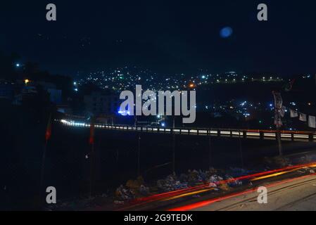 Una bella vista delle case di montagna lungo il fiume Neelam hanno una grande attrazione per i turisti da tutto il Paese a Muzaffarabad, Azad Kashmir. Muzaffarabad è la capitale e la seconda città più grande di Azad Jammu e Kashmir, Pakistan dopo Mirpur. Si trova nel distretto di Muzaffarabad, sulle rive dei fiumi Jhelum e Neelum. Il fiume Neelum nella regione del Kashmir in India e Pakistan. Il fiume Neelam entra in Pakistan dall'India nel settore Gurais della linea di controllo, e poi corre ad ovest fino a che incontra il fiume Jhelum a nord di Muzzafarabad.The Kishenganga è stato chiamato Neelum o d Foto Stock