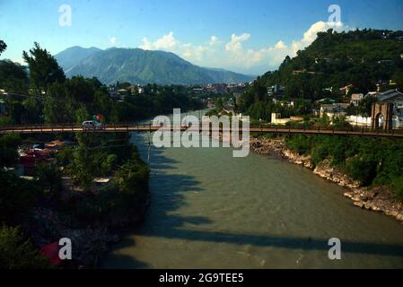 Una bella vista delle case di montagna lungo il fiume Neelam hanno una grande attrazione per i turisti da tutto il Paese a Muzaffarabad, Azad Kashmir. Muzaffarabad è la capitale e la seconda città più grande di Azad Jammu e Kashmir, Pakistan dopo Mirpur. Si trova nel distretto di Muzaffarabad, sulle rive dei fiumi Jhelum e Neelum. Il fiume Neelum nella regione del Kashmir in India e Pakistan. Il fiume Neelam entra in Pakistan dall'India nel settore Gurais della linea di controllo, e poi corre ad ovest fino a che incontra il fiume Jhelum a nord di Muzzafarabad.The Kishenganga è stato chiamato Neelum o d Foto Stock