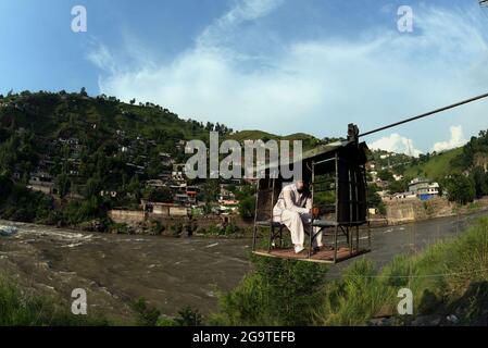 Una bella vista delle case di montagna lungo il fiume Neelam hanno una grande attrazione per i turisti da tutto il Paese a Muzaffarabad, Azad Kashmir. Muzaffarabad è la capitale e la seconda città più grande di Azad Jammu e Kashmir, Pakistan dopo Mirpur. Si trova nel distretto di Muzaffarabad, sulle rive dei fiumi Jhelum e Neelum. Il fiume Neelum nella regione del Kashmir in India e Pakistan. Il fiume Neelam entra in Pakistan dall'India nel settore Gurais della linea di controllo, e poi corre ad ovest fino a che incontra il fiume Jhelum a nord di Muzzafarabad.The Kishenganga è stato chiamato Neelum o d Foto Stock