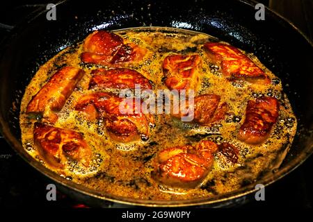 fegato d'anatra o d'oca conosciuto come foie gras che cucinano in una padella calda, cibo di delicatezza oleoso e grasso Foto Stock