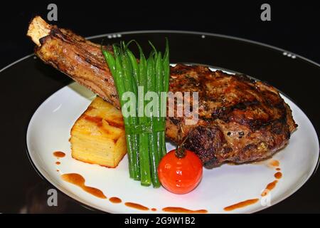 bistecca di manzo americano angus alla griglia con fagioli e patate Foto Stock