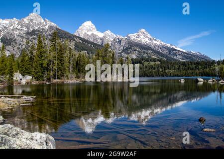 Riflessione dei Grand Tetons in Taggart Lake, Jackson Hole, Wyoming, orizzontale Foto Stock