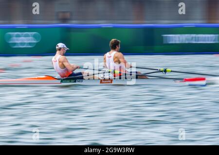 TOKYO, GIAPPONE - LUGLIO 28: Melvin Twellaar e Stef Broenink dei Paesi Bassi in gara sulla finale A dei Double sculls degli uomini durante i Giochi Olimpici di Tokyo 2020 al Sea Forest Waterway il 28 luglio 2021 a Tokyo, Giappone (Foto di Yannick Verhoeven/Orange Pictures) NOCNSF Foto Stock